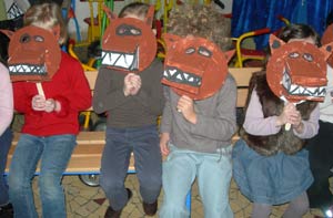 masques de loup fabriqués à l'école