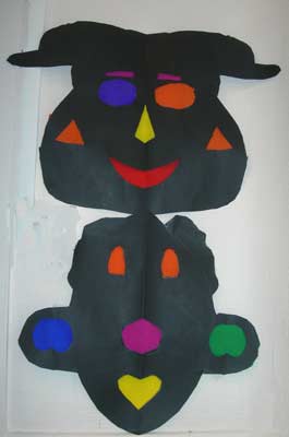 masque en papier noir avec les ouvertures bouchées en papier crépon de couleur