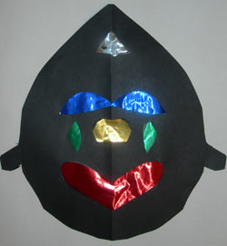 masque en papier noir avec les ouvertures bouchées en papier brillant de couleur