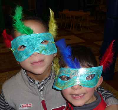 masque ne cachant que les yeux avec des plumes et des paillettes