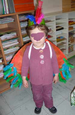 enfant déguisé en oiseau vu de face