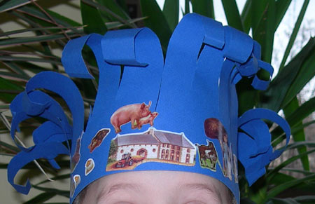 couronnebleue avec bandes de papier recourbées et gommettes