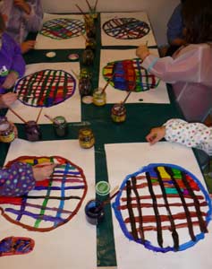 enfants en train de colorier leur galette avec de l'encre