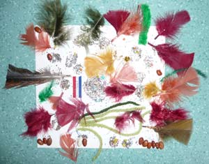 collage de rubans, plumes, graines, ficelles, laines, paillettes