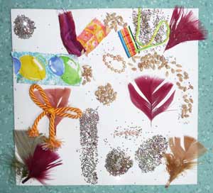 collage de rubans, plumes, graines, ficelles, laines, paillettes