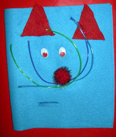 marionnette en forme de chat avec de la feutrine bleue