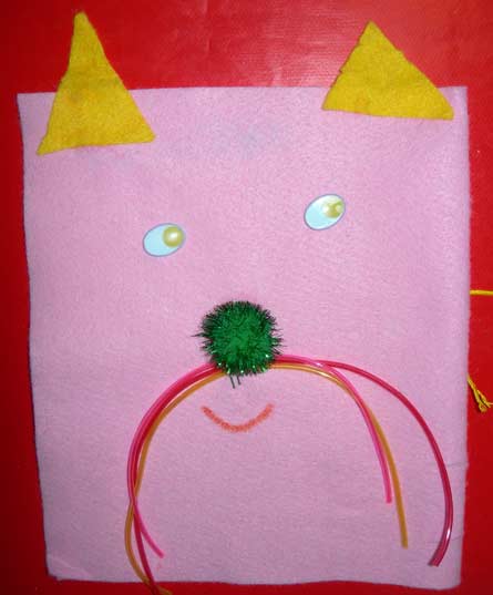 marionnette en forme de chat avec de la feutrine rose