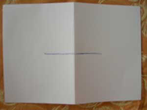 feuille de papier pliée en 2 avec un trait