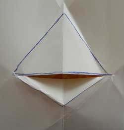 feuille de papier avec un triangle et du découpage