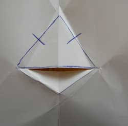 feuille de papier avec un triangle et du découpage