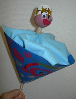 mascotte de roi avec un cône en carton décoré