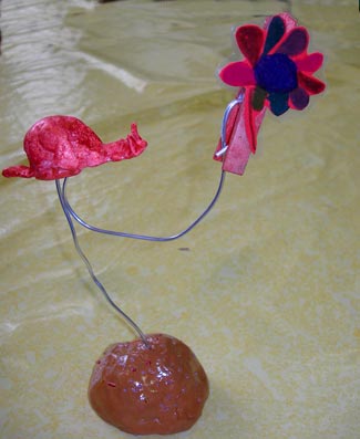 porte-photo avec une boule d'argile, du fil de fer et une décoration