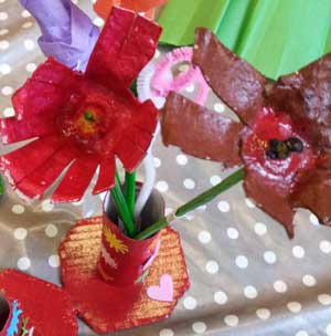 fleurs en boite d'oeuf dans un vase en carton