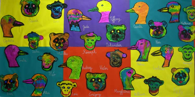 fresque murale en maternelle avec des pandas, des canards et des singes