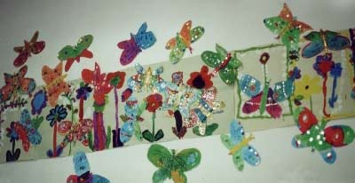 fresque avec des papillons et des fleurs