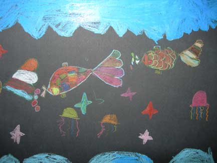 dessin de poissons aux crayonx de couleur sur fond noir
