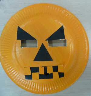 masque de citrouille de Halloween avec une assiette