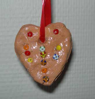 décoration de  Noël en argile avec perles incrustées en forme de coeur