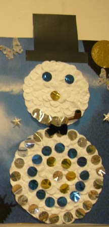  bonhomme de neige fait avec des cotons démaiquillants et du papier brillant