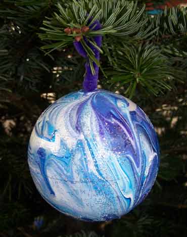 boule de noel trempée dans une peinture non miscible