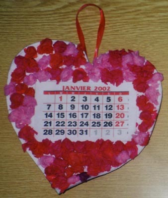 calendrier en forme de coeur avec des boulettes de papier de soie