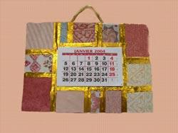 calendrier patchwork avec différentes sortes de papiers peints roses