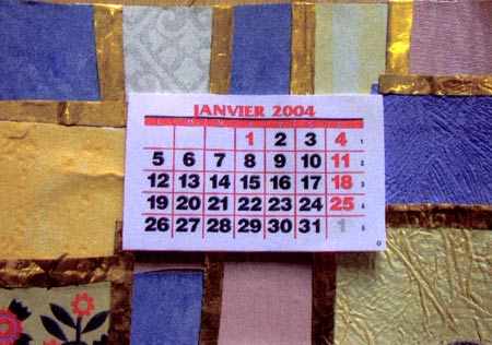 calendrier patchwork avec différentes sortes de papiers peints bleus et jaunes