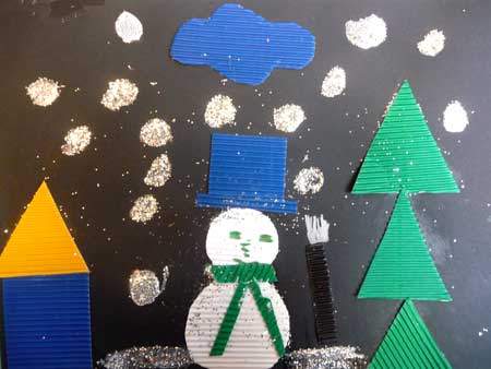 carte avec des morceaux de carton ondulé figurant un bonhomme de neige et un sapin