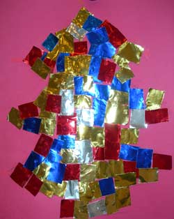 un sapin de Noël avec des morceaux de papier brillant