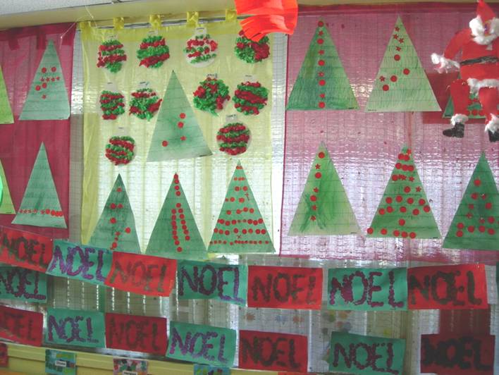 sapin en forme de triangle et boule de noel avec du papier de soie