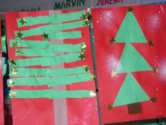 sapins de Noël avec des bandes de papier ou des triangles