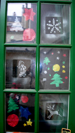 fenêtre décorée de vitraux