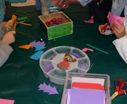 enfants en train de faire une guirlande de Noël