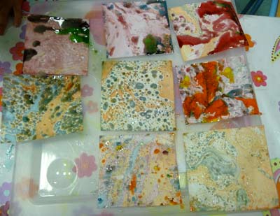 feuilles réalisées avec la technique du marbling