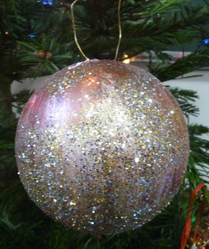 boule de Noël recouverte de peinture acrylique métallisée et de paillettes