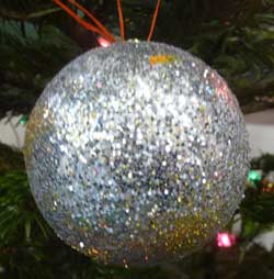 boule de Noël recouverte de paillettes