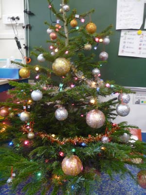 sapin de Noël recouvert de boules peintes avec la peinture acrylique métallisée et les paillettes