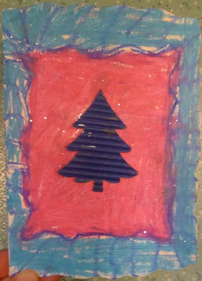 Carte de Noël avec un sapin en carton ondulé et un tour avec des pastels