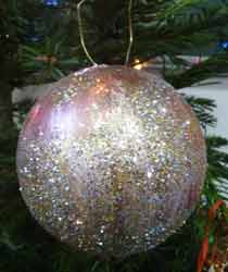 boule de  Noël avec peinture métallisée et paillettes