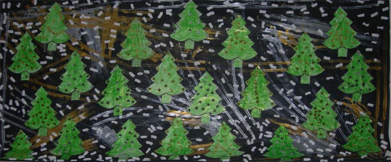 sapin décoré aux crayons de couleurs et des étoiles et collés sur un fond noir avec des floconsde neige en polystyrène