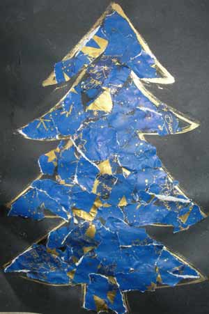 sapin rempli de papiers déchirés bleus