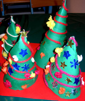 cônes recouverts de boule en papier de soie et de laine avec des décorations de Noël