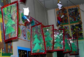 sapins de Noël suspendu dans la classe