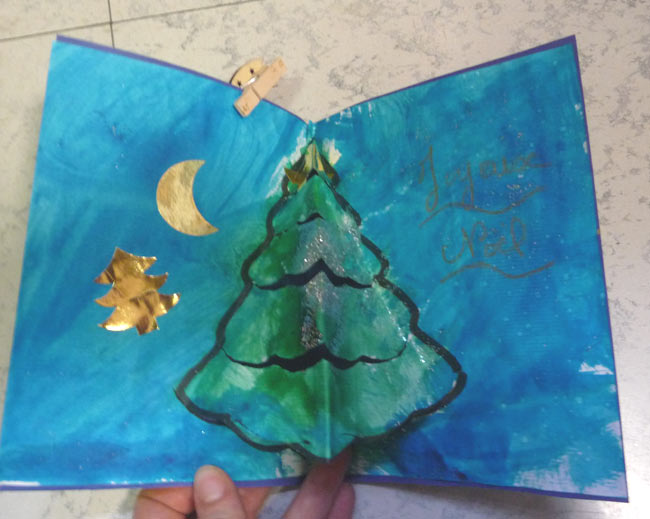 carte avec un sapin en relief grâce à un pliage et découpage