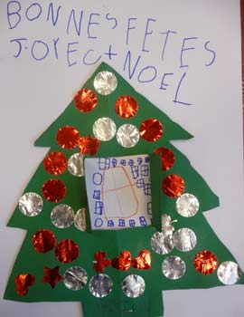 carte avec un sapin de noël décoré avec des boules colorées et une fenêtre