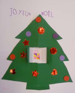 carte animée avec un sapin de noël et une fenêtre laissant apparaitre un cadeau