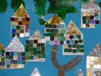 maisons en carton recouvert de mosaïques et toit en paillettes