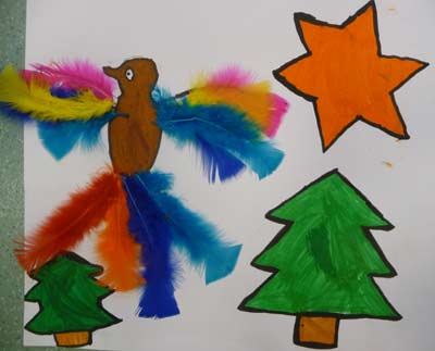 oiseau avec des plumes avec des sapins de Noël aux feutres