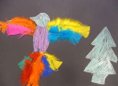 oiseau avec des plumes avec un sapin de Noël aux crayons de couleurs métallisés