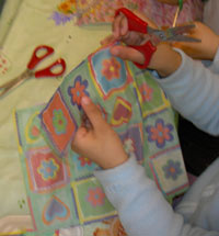 enfant en train de découper du papier